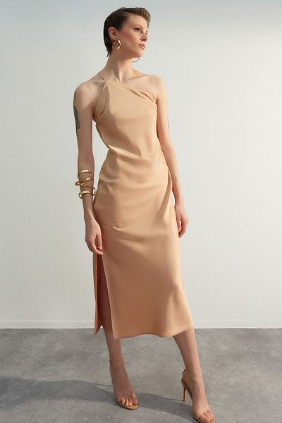 Trendyol Collection Bézs szövésű szatén elegáns estélyi ruha TPRSS23EL00475