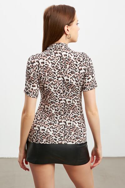 Bipantolon Γυναικεία κοντομάνικη μπλούζα με απαλό λεοπάρ σχέδιο