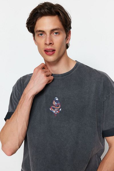 Trendyol Collection Anthrazitfarbenes Oversize-T-Shirt aus Baumwolle mit Schlangenmuster - TMNSS23TS00342
