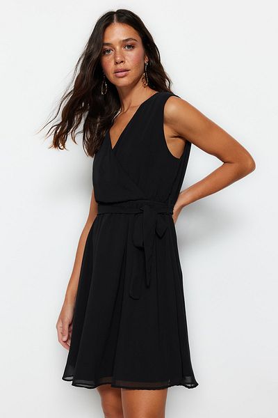 Trendyol Collection Mini lemované tkané šaty s černým páskem a výstřihem do V TWOSS23EL02357