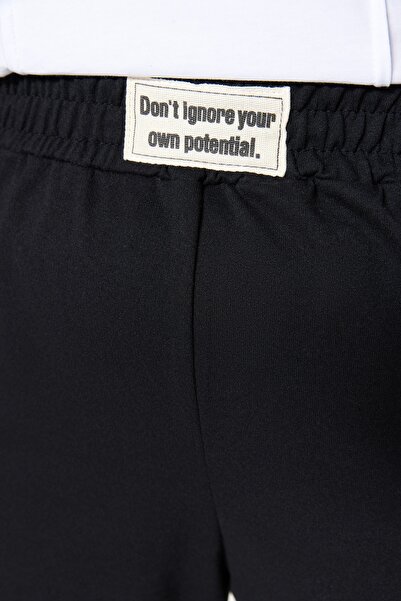 Trendyol Curve Velké černé pletené šortky – dvojité nohy a detail štítku Tbbss23Ap00001