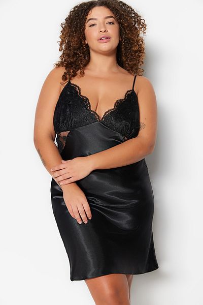 Trendyol Curve Czarna, satynowa, koronkowa koszula nocna TBBSS23AI00012