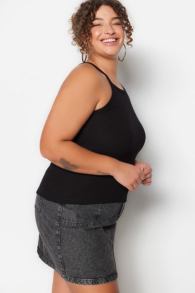 Trendyol Curve قميص داخلي محبوك أسود برقبة رسن TBBSS23CV00000