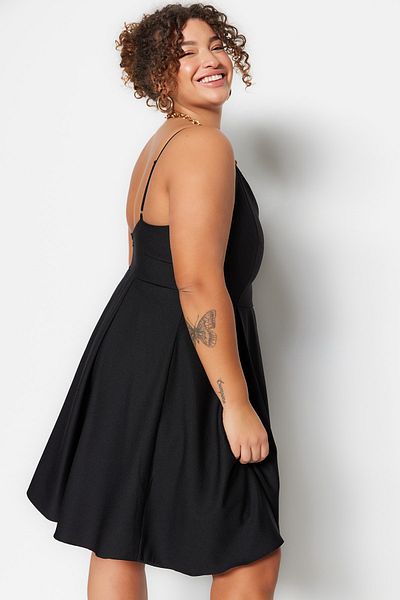 Trendyol Curve Schwarzes A-Cut-Kleid mit V-Ausschnitt und verstellbaren Trägern TBBSS23AH00228