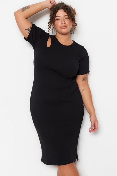 Trendyol Curve Schwarzes, schnurgebundenes Strickkleid mit Ausschnitten und Schlitzen TBSSS23AH00250