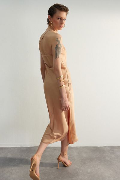 Trendyol Collection Bézs szövésű szatén elegáns estélyi ruha TPRSS23EL00475