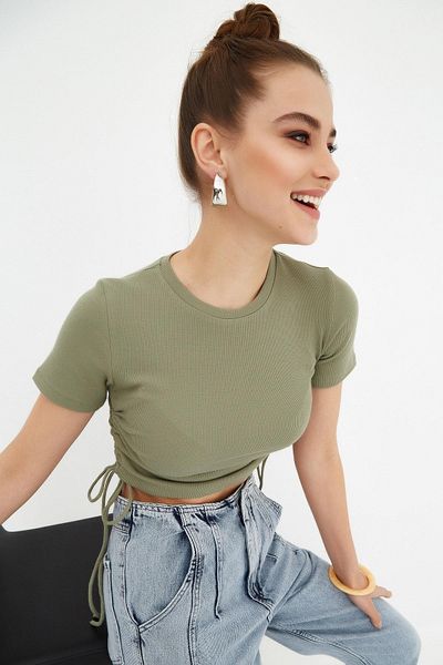 Pattaya Grüne gerippte, seitlich geraffte Crop-Bluse für Damen