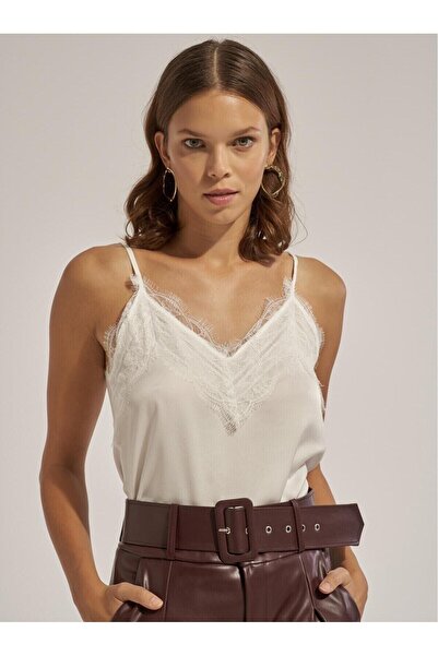 Thil بلوزة نسائية من الساتان بحزام قابل للتعديل ومزينة بالدانتيل 2151-thl