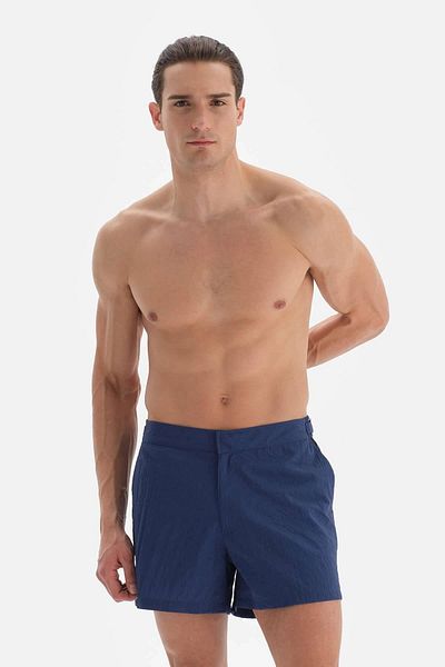 Dagi Blaue gerade Shorts mit Gürtel in der Taille