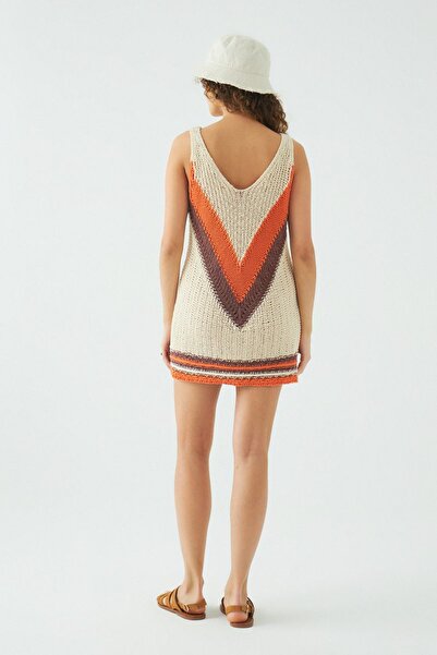JU Beżowa sukienka z dzianiny z detalami z dzianiny w bloki kolorów