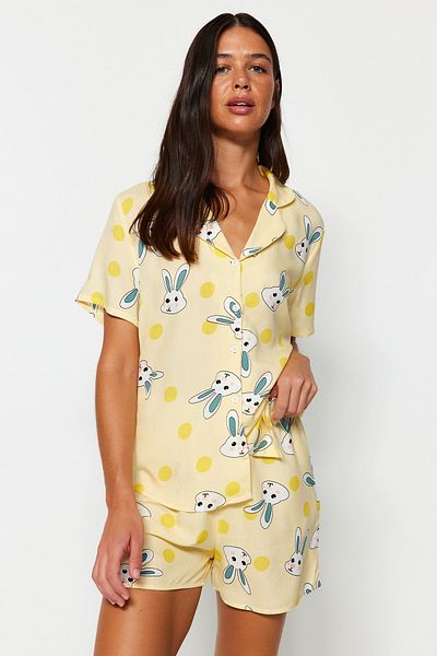 Trendyol Collection Sárga nyúl mintás viszkóz rövidnadrág szőtt pizsama szett THMSS23PT00235