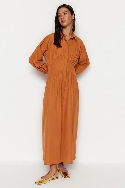 Trendyol Modest Zimtfarbenes Kleid aus gewebter Baumwolle mit Corsage und halber Knopfleiste TCTSS23EB00355