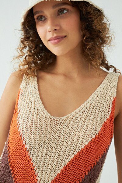 JU Beżowa sukienka z dzianiny z detalami z dzianiny w bloki kolorów