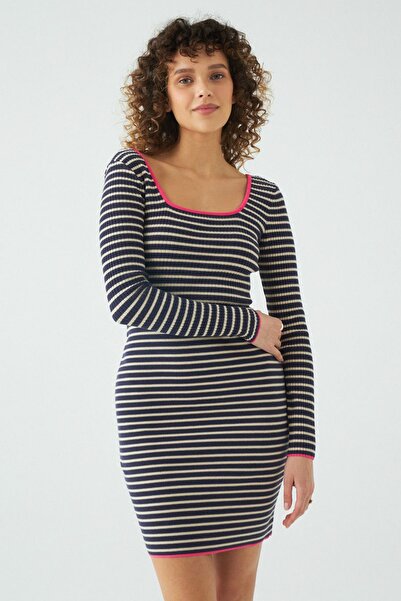 JU Bézs csíkos U-nyakú sportruha