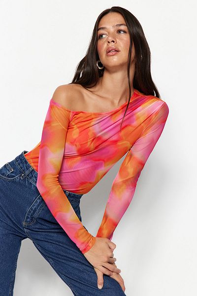 Trendyol Collection Rosa gemusterter transparenter Stretch-Strickbody mit Druckknopfverschluss und Tüllrücken TWOSS23BD00024