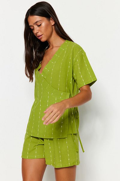 Trendyol Collection Világoszöld csíkos 100% pamut viszkóz szőtt pizsama szett széles szabású rövidnadrággal THMSS23PT00229