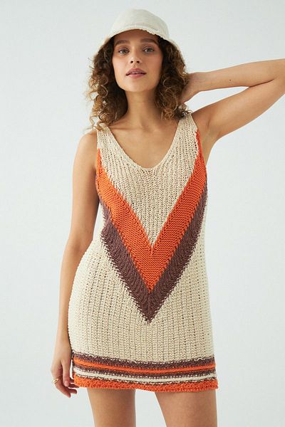 JU Beigefarbenes Strickkleid mit Farbblock-Strickdetail