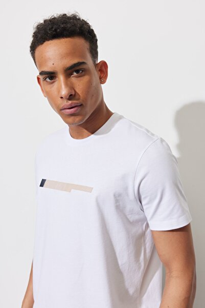 AC&Co / Altınyıldız Classics Pánské bílé tričko Slim Fit s úzkým střihem a výstřihem 100% bavlna s potiskem