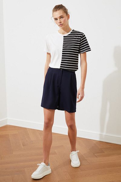 Trendyol Collection Tkané šortky TWOSS19WX0108 s kapsami v námořnické modré barvě Regular Fit