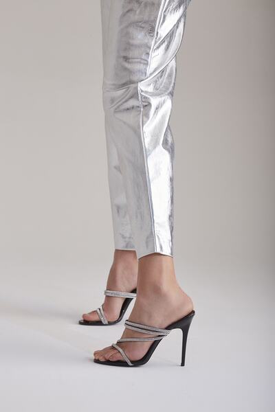 AYAKKABI PRENSİ Papuci de damă cu toc detaliat din piatră de corali, argintiu, negru, 10 cm, papuci