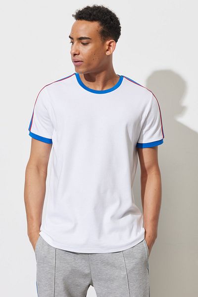 AC&Co / Altınyıldız Classics Pánské bílé tričko Slim Fit úzkého střihu s výstřihem, 100% bavlna