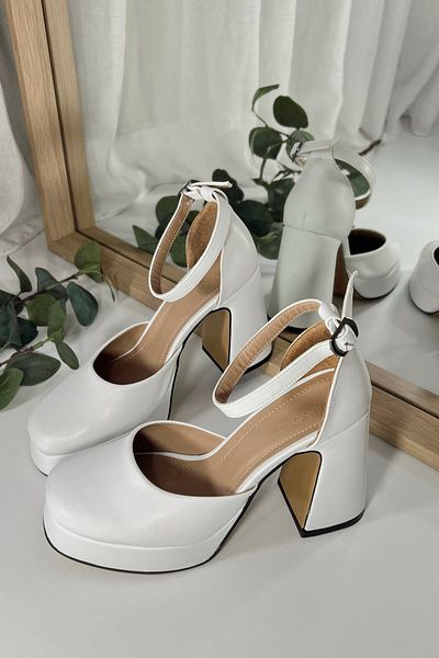 POLKA STORE Dámské bílé boty Aslaug z matné kůže na platformě s uzavřenou špičkou na vysokém tlustém podpatku