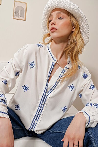 Trend Alaçatı Stili Dámská bílá košile s vyšívaným límečkem ALC-X10197