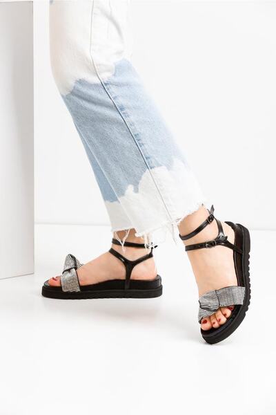 La Limar صندل أسود مسطح بحزام الكاحل ونعل عريض