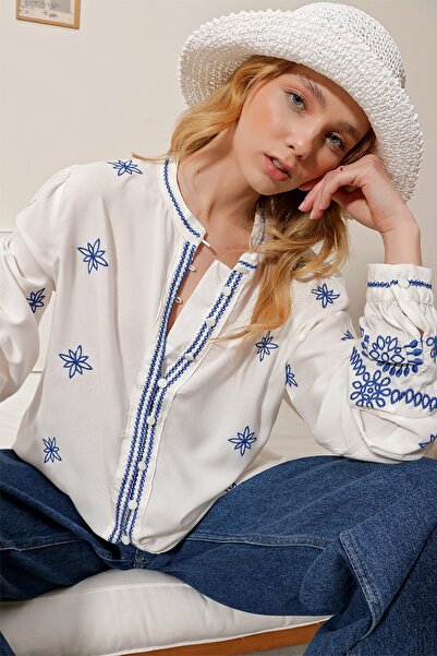 Trend Alaçatı Stili Dámská bílá košile s vyšívaným límečkem ALC-X10197