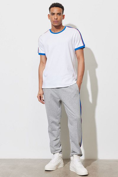 AC&Co / Altınyıldız Classics Pánské bílé tričko Slim Fit úzkého střihu s výstřihem, 100% bavlna