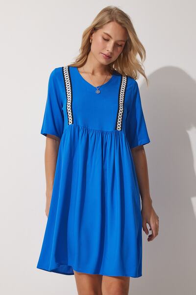 Happiness İstanbul Γυναικείο καλοκαιρινό φόρεμα με μπλε λαιμόκοψη V με κέντημα με φαρδιά βισκόζη DD01207