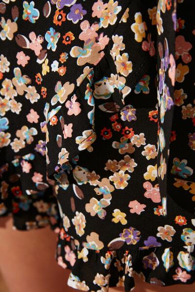 Trendyol Collection Černé volánové dvouřadé tkané viskózové květinové šortky sukně TWOSS21SR0090