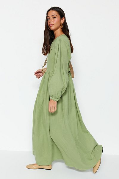 Trendyol Modest Khakifarbenes, bequem geschnittenes, gefüttertes Musselin-Kleid aus 100 % gewebter Baumwolle mit Gürtel TCTSS23EB00048