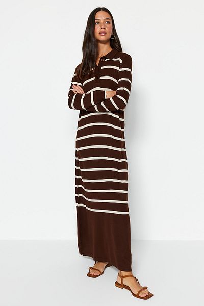 Trendyol Modest Braunes, gestreiftes Strickkleid mit Poloknopfkragen TCTAW22EB02122