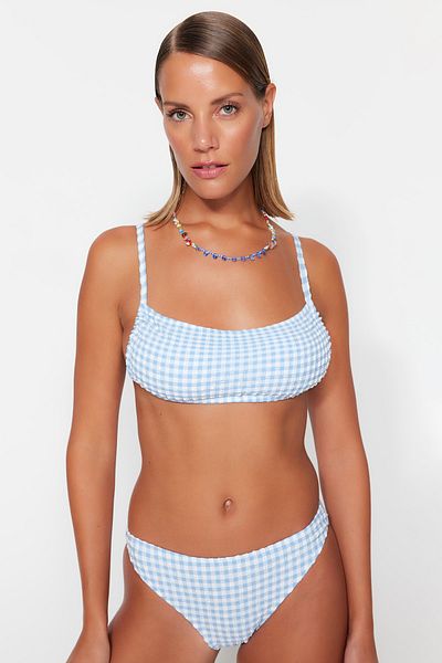 Trendyol Collection Blaues, strukturiertes, trägerloses Tunnel-Bikinioberteil mit Gingham-Karomuster TBESS23BU00144