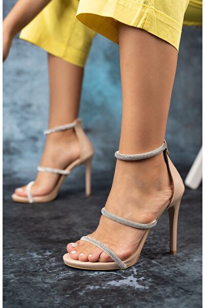 Favi Ayakkabı حذاء سهرة من الجلد باللون البيج مكون من ثلاث قطع حجرية رفيعة بك...