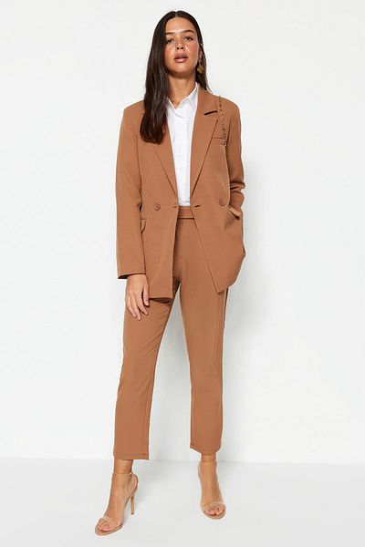Trendyol Modest Kamelfarbenes Blazer-Jacken-Hosen-Set aus gewebtem Oberteil und Unterteil TCTAW23US00132