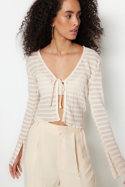Trendyol Collection Ecru Premium-Strickbluse mit strukturiertem V-Ausschnitt und dehnbarer Schleife zum Binden, detailliert TWOSS23BZ00796