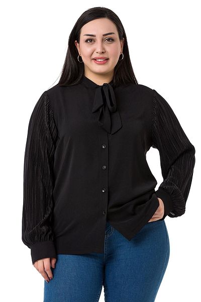 DISENTIS MODEST Cămașă neagră de mărimi plus cu detaliu de guler legat și mâneci croșetate