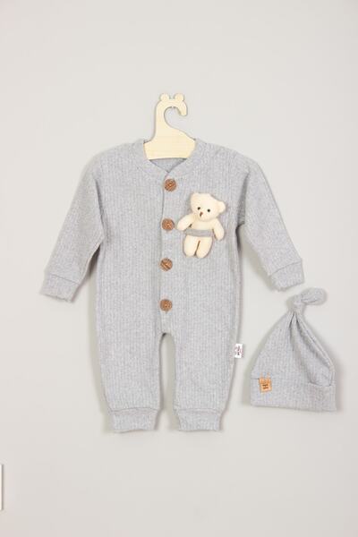 ADABEBEK %100 Pamuk Ahşap Düğmeli Ayıcıklı Fitilli Tarz Şapkalı Bebek Tulum