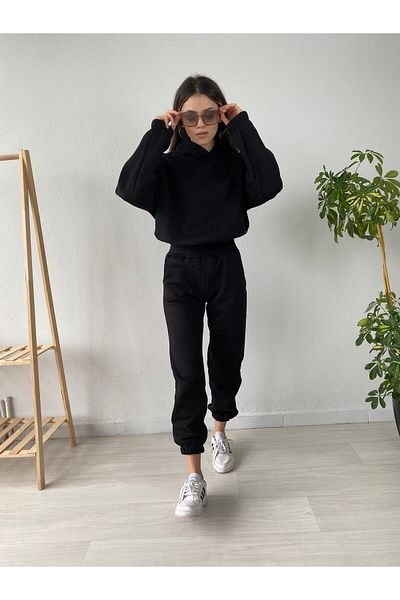 Look Σετ φόρμας με μαύρη κουκούλα