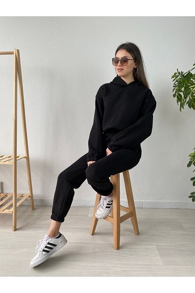 Look Σετ φόρμας με μαύρη κουκούλα