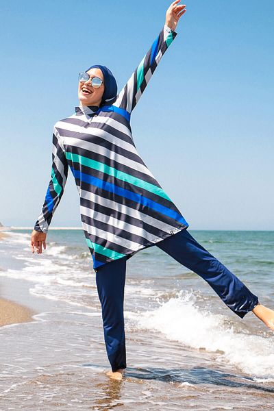 Marina Mit einem Seil gebundener, 4-teiliger, marineblau gestreifter, vollständig bedeckter Hijab-Badeanzug, 1953