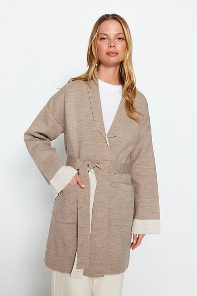Trendyol Modest Nerzfarbene Strickjacke mit Gürtel und Farbblockdesign für die Saison TCTAW24TH00009