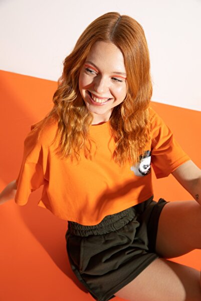 gothamvibes تي شيرت نسائي برتقالي قصير شادو باندا