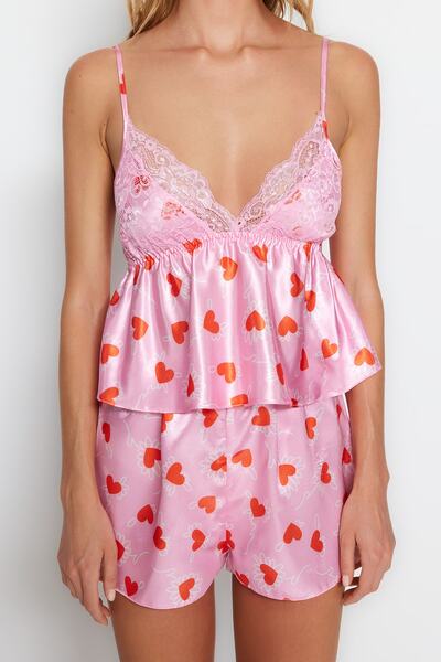 Trendyol Collection Růžové-vícebarevné srdce s krajkovým provazovým popruhem Tkané pyžamo se saténovými šortkami THMSS23PT00105