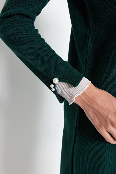 Trendyol Modest Tmavě zelený pletený svetr s perleťovými rukávy TCTAW23AK00027