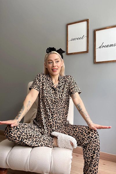 Pijamaevi Kurzarm-Damenpyjama mit Leopardenmuster und gestrickter Vorderseite mit Knöpfen