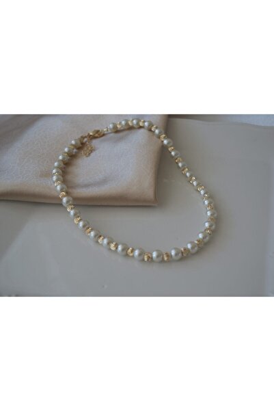 Color Club فتاة تحمل صينية