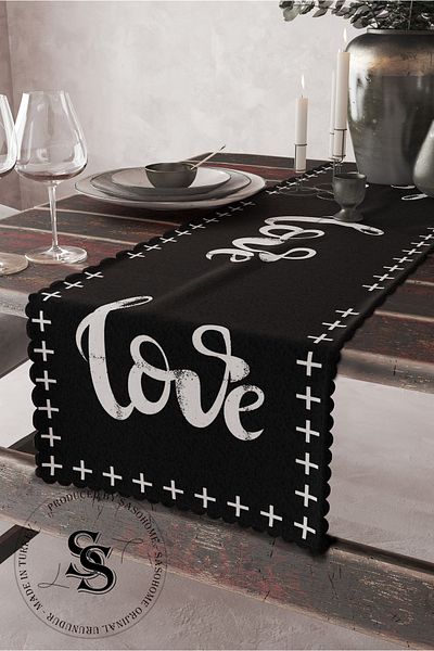 SasoHome Tesatura de Catifea de Calitate cu Motiv Dragoste pe Fond Negru 45x140 Cm Decorativ - Alerg Cadou